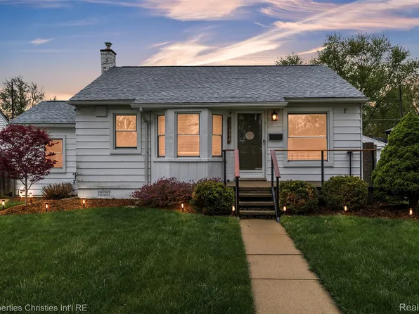 22114 Lange St, Saint Clair Shores, MI 48080