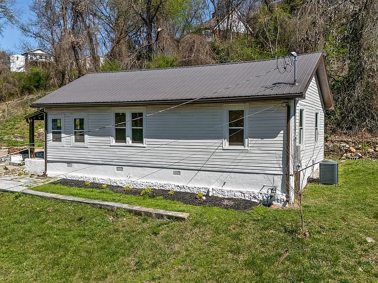 719 Federal St — Photo 32