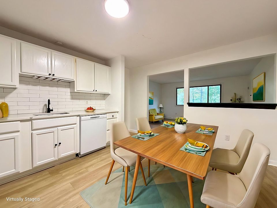 Kitchen (Virtually Staged)