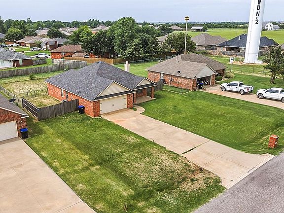 3rd image of 224 W Comanche Ave