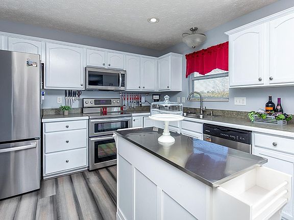 5th image of 330 Sackett Dr