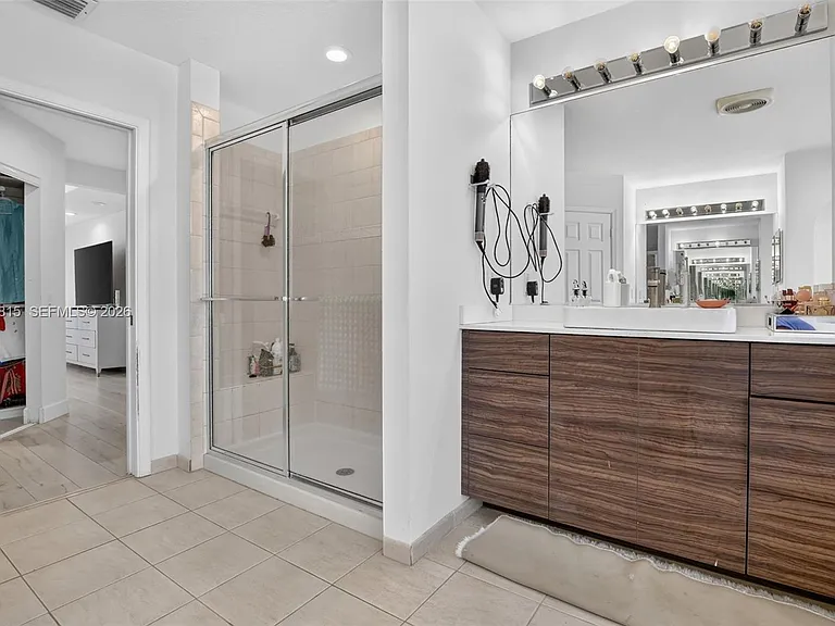 981 Waterside Cir — Photo 30