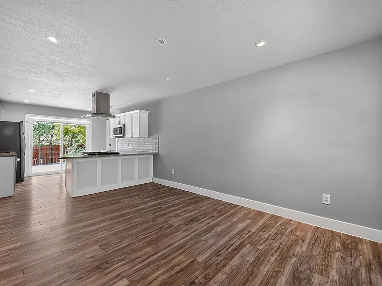 2321 Lakehurst Dr — Photo 10