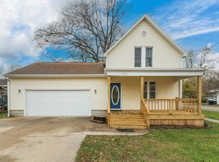 703 S Pine St, Delavan, IL 61734