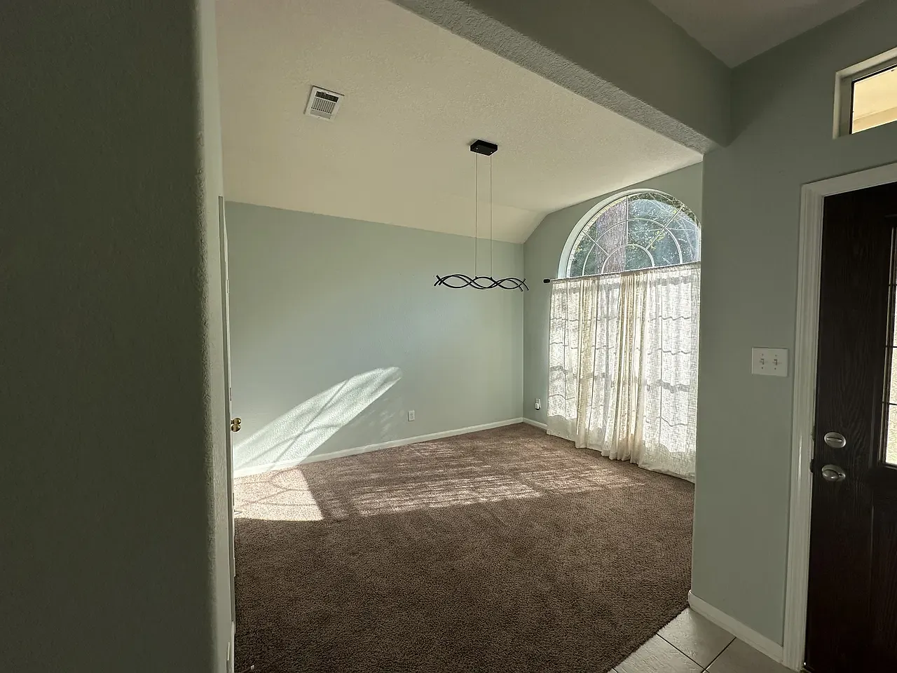 3 bed, 1928 sqft, $2,590 — Photo 3