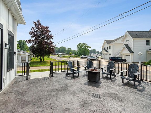 5th image of 442 N Shore Dr