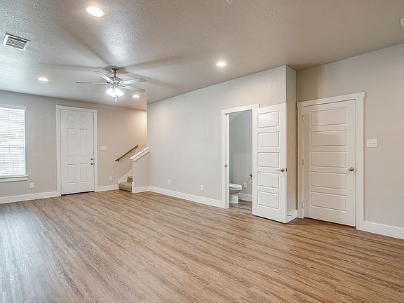 3rd image of 383 Hampton Pl