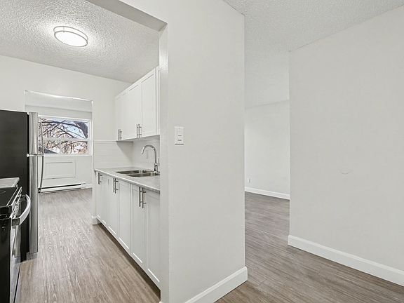5th image of 125 College Ave S