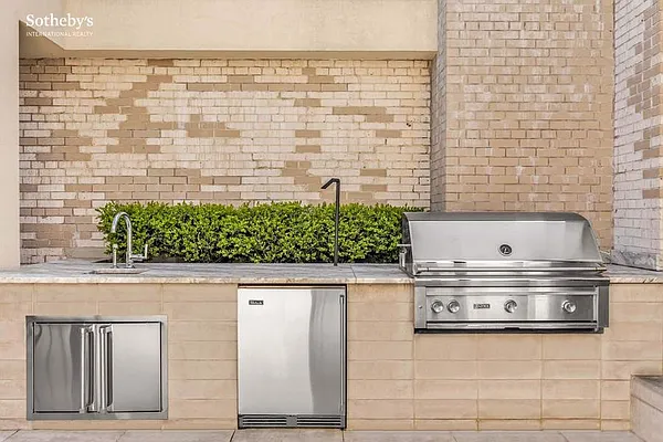 Sold by Sotheby's International Realty | media 3