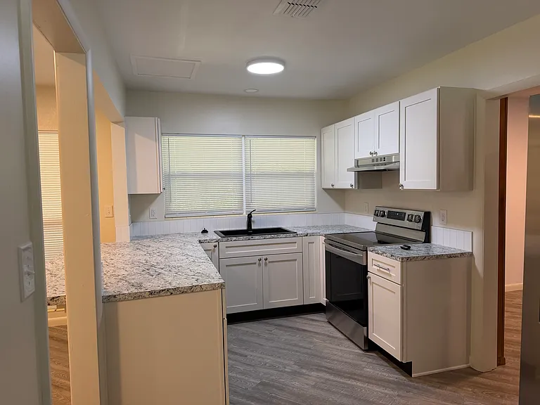 2513 Winona Ave — Photo 4