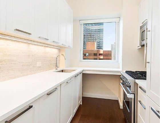 4th image of 200 E 94th St APT 901