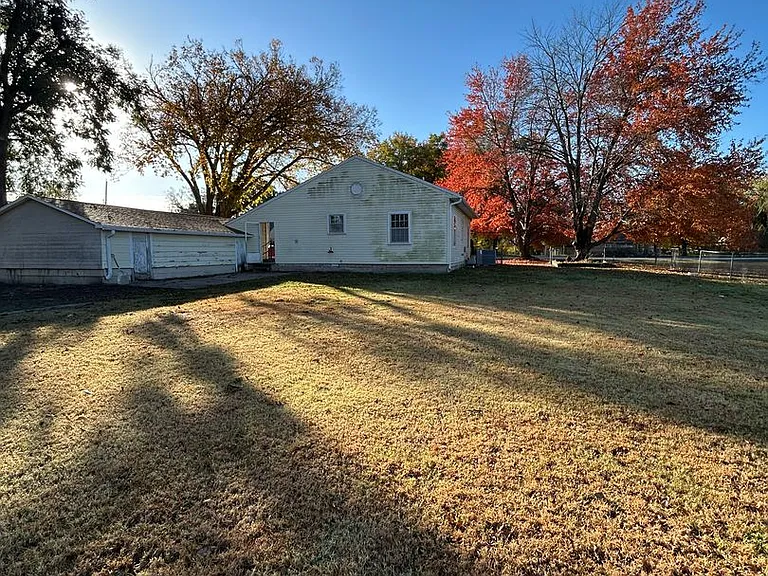 606 E Harris St — Photo 12