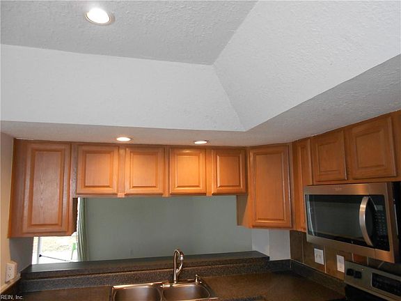 Spacious kitchen with tray ceilings and recessed lighting!
