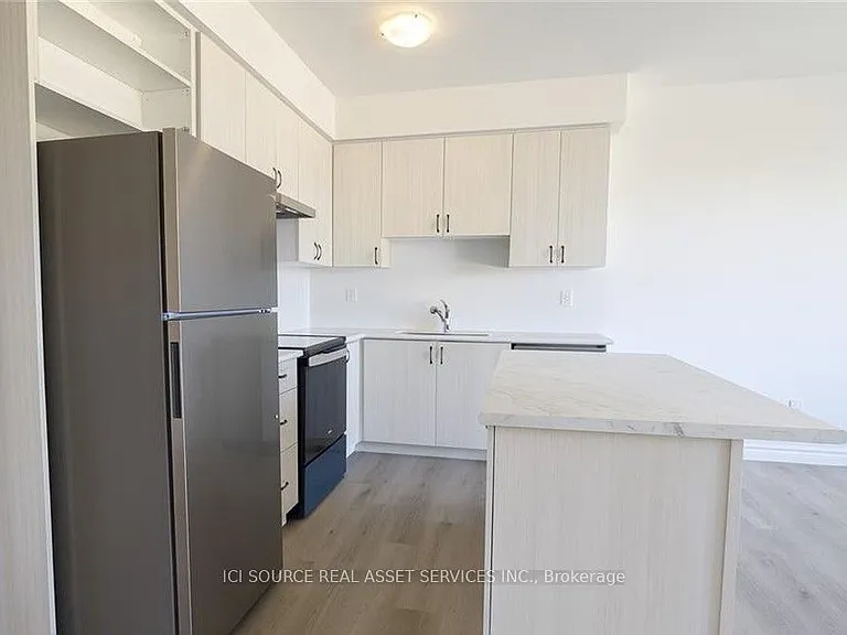 933 Amand Dr — Photo 6