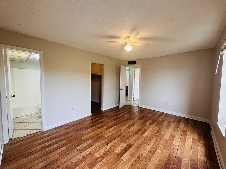 2800 NW 56th Ave — Photo 10