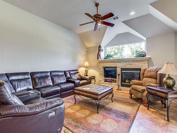 3rd image of 9048 Crestview Dr