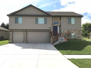 9301 Berg Dr, Lincoln, NE 68505
