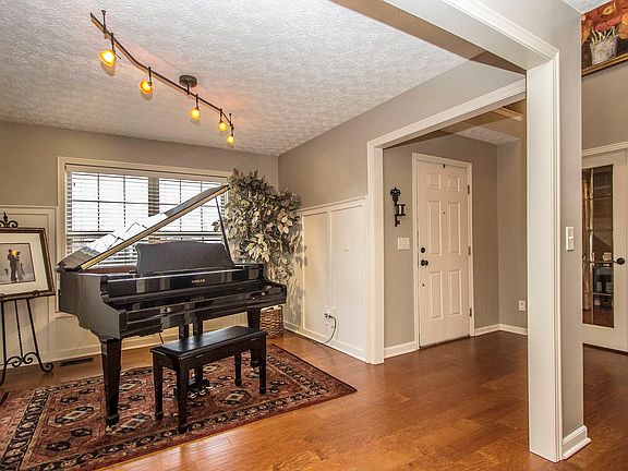 3rd image of 2091 Parklawn Dr