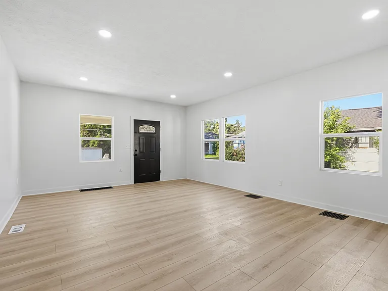 826 E 44th St — Photo 5