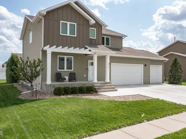 215 Marietta Dr, Bismarck, ND 58504