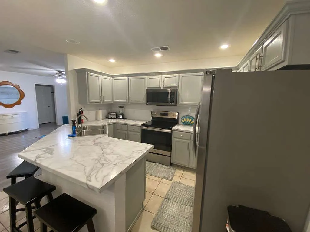 4 bed, 2042 sqft, $5,999 — Photo 1
