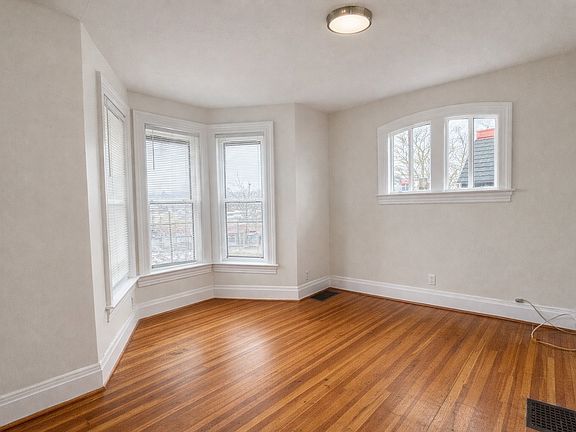 3rd image of 265 Alexander St APT 1