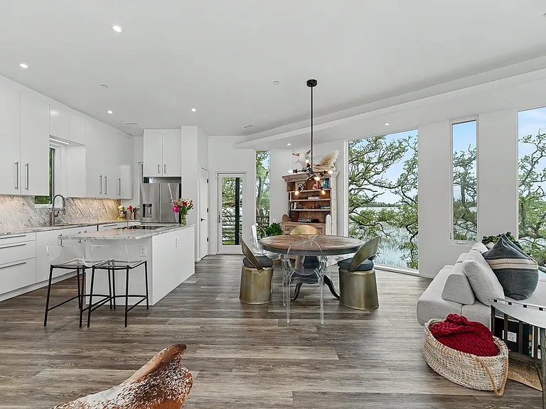Dining area/kitchen