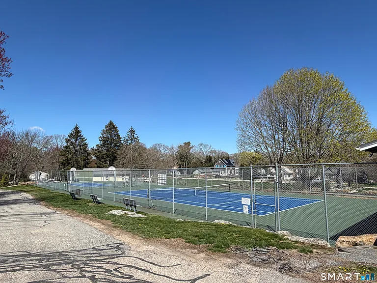 40 Ashworth Ave — Photo 17