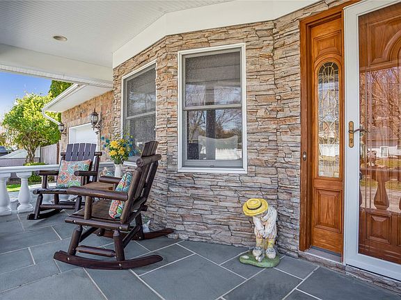 3rd image of 18 Tulip Ave