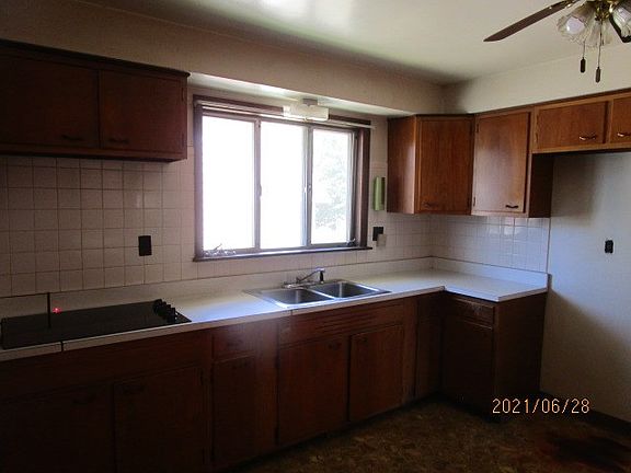 5th image of 634 Susan St
