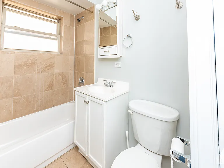 4540 N Wolcott Ave #2E — Photo 2
