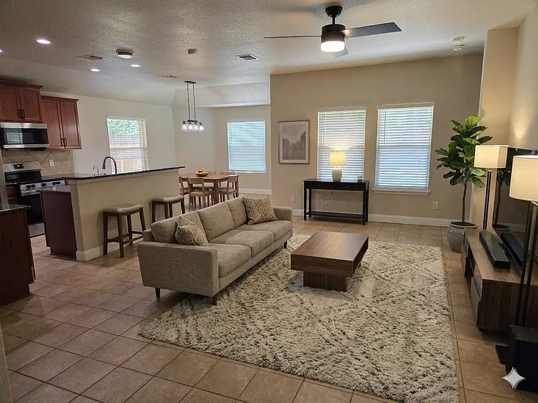 5202 Dauphin Dr — Photo 4