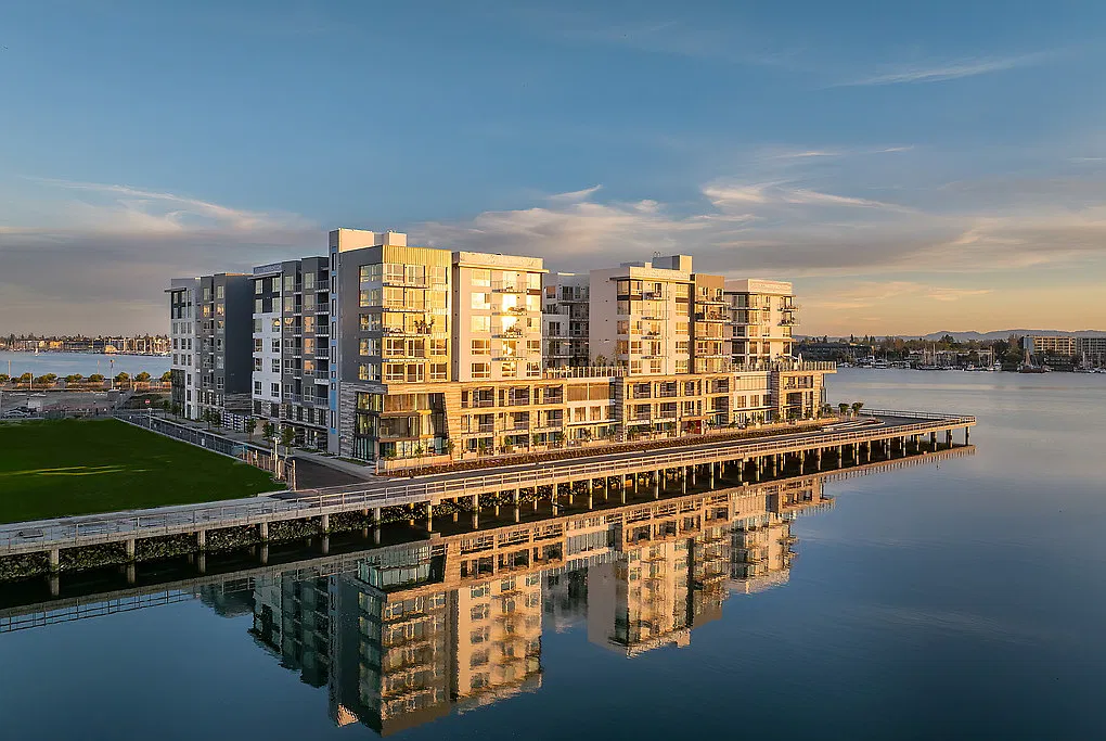 Portico Waterfront — Photo 1