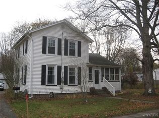 71 Summit St, Le Roy, NY 14482