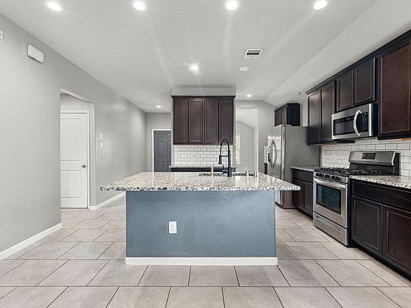 5th image of 614 Harvest Bluff Dr