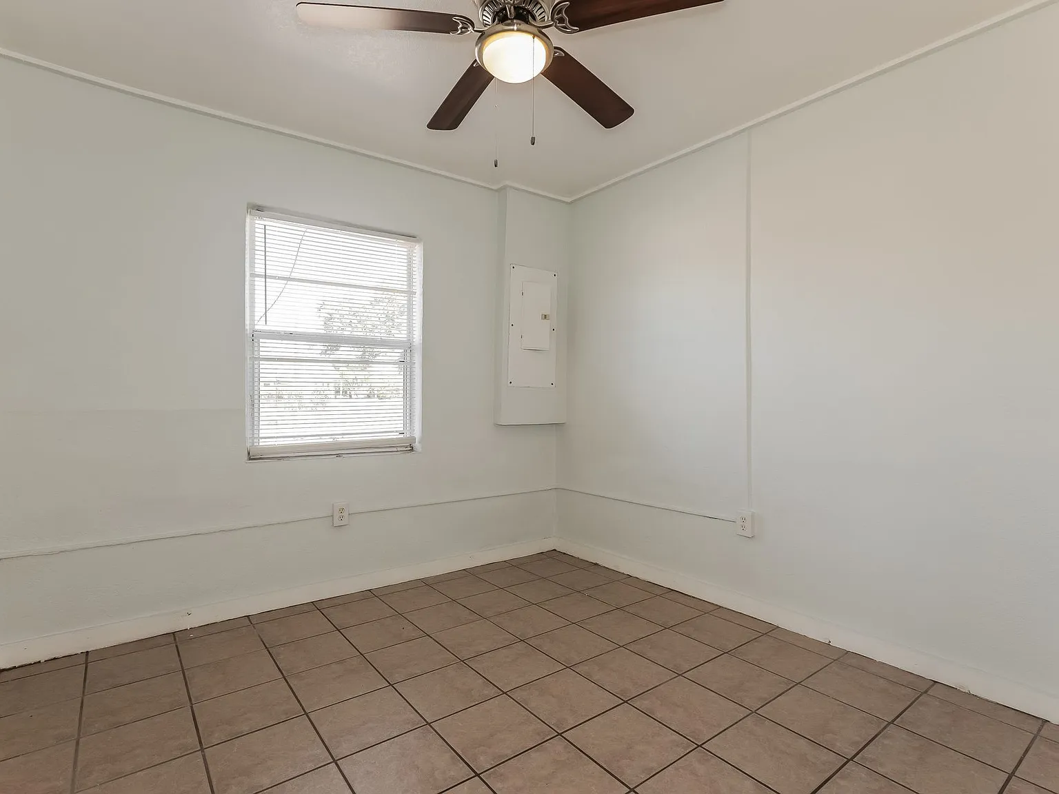 315 D St — Photo 2