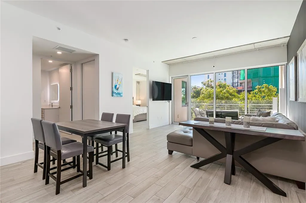2 bed, 1.0 bath, 967 sqft, $3,200 — Photo 2