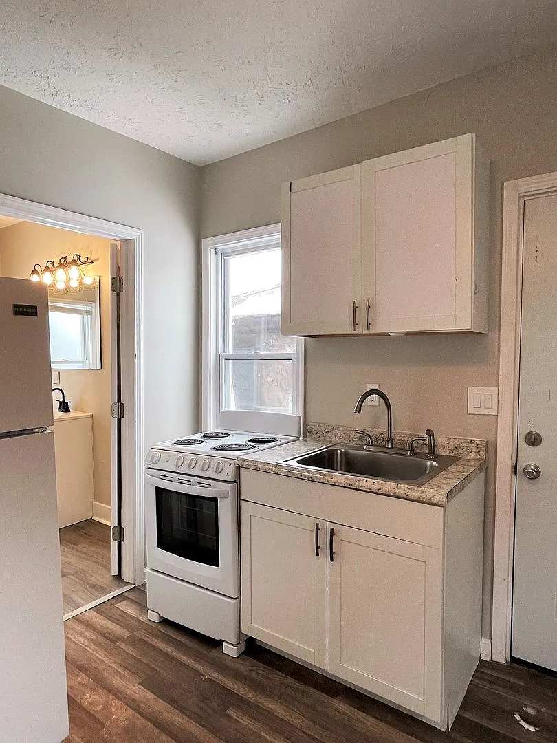 1239 W 67th Street — Photo 3