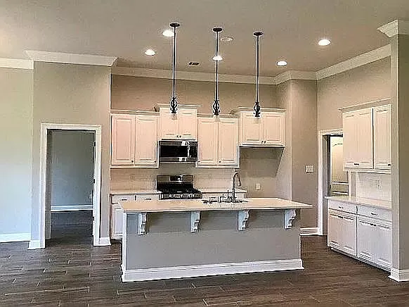 720 Lakehaven Dr — Photo 2