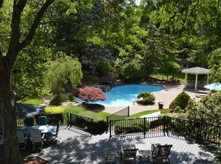 22 Elizabeth Dr, Syosset, NY 11791