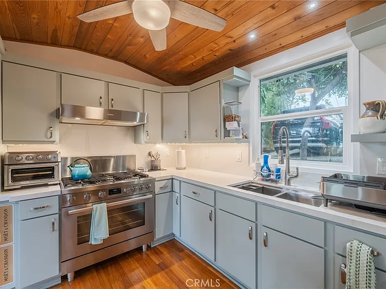 526 Crane Blvd — Photo 7