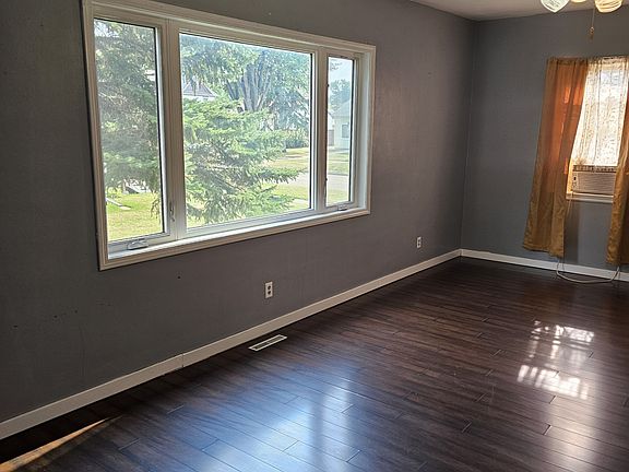 4th image of 504 Western Ave