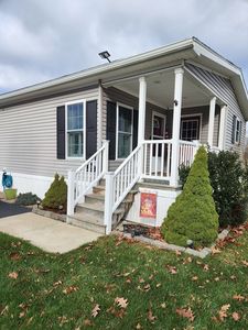 402 Pleasant Pkwy, Sturbridge, MA, 01566