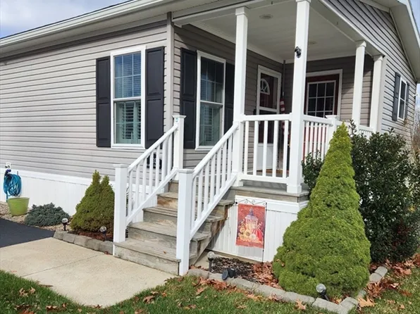 402 Pleasant Pkwy, Sturbridge, MA 01566