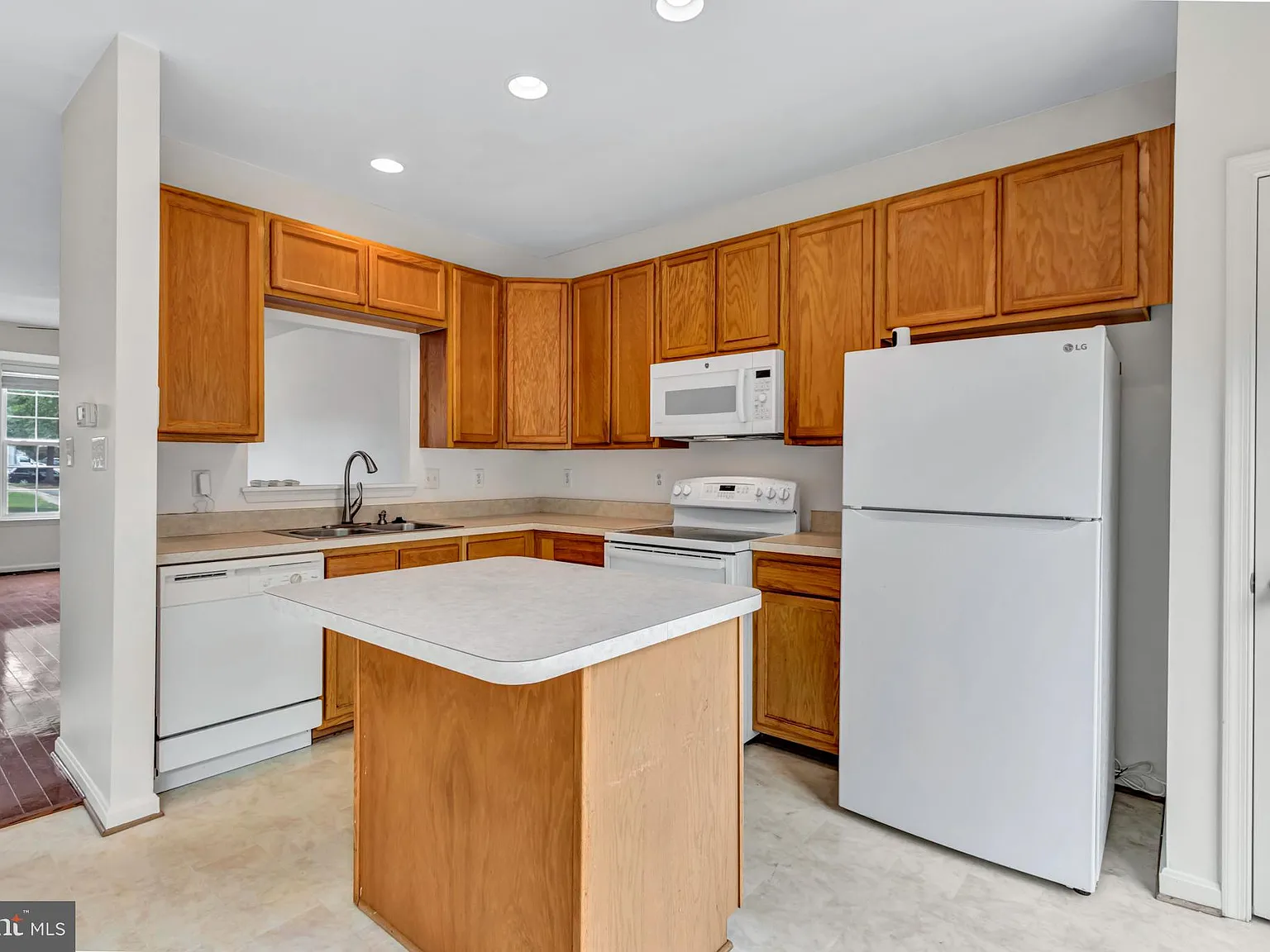 4 bed, 3.5 bath, 2252 sqft, $2,750 — Photo 3