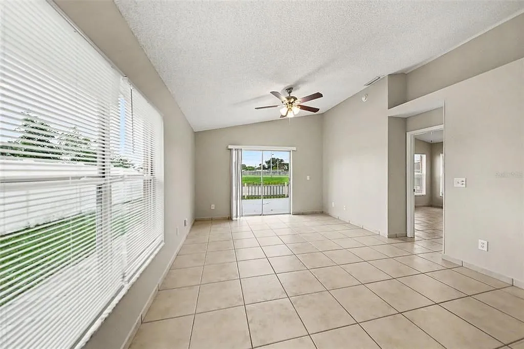 3 bed, 1149 sqft, $2,050 — Photo 4