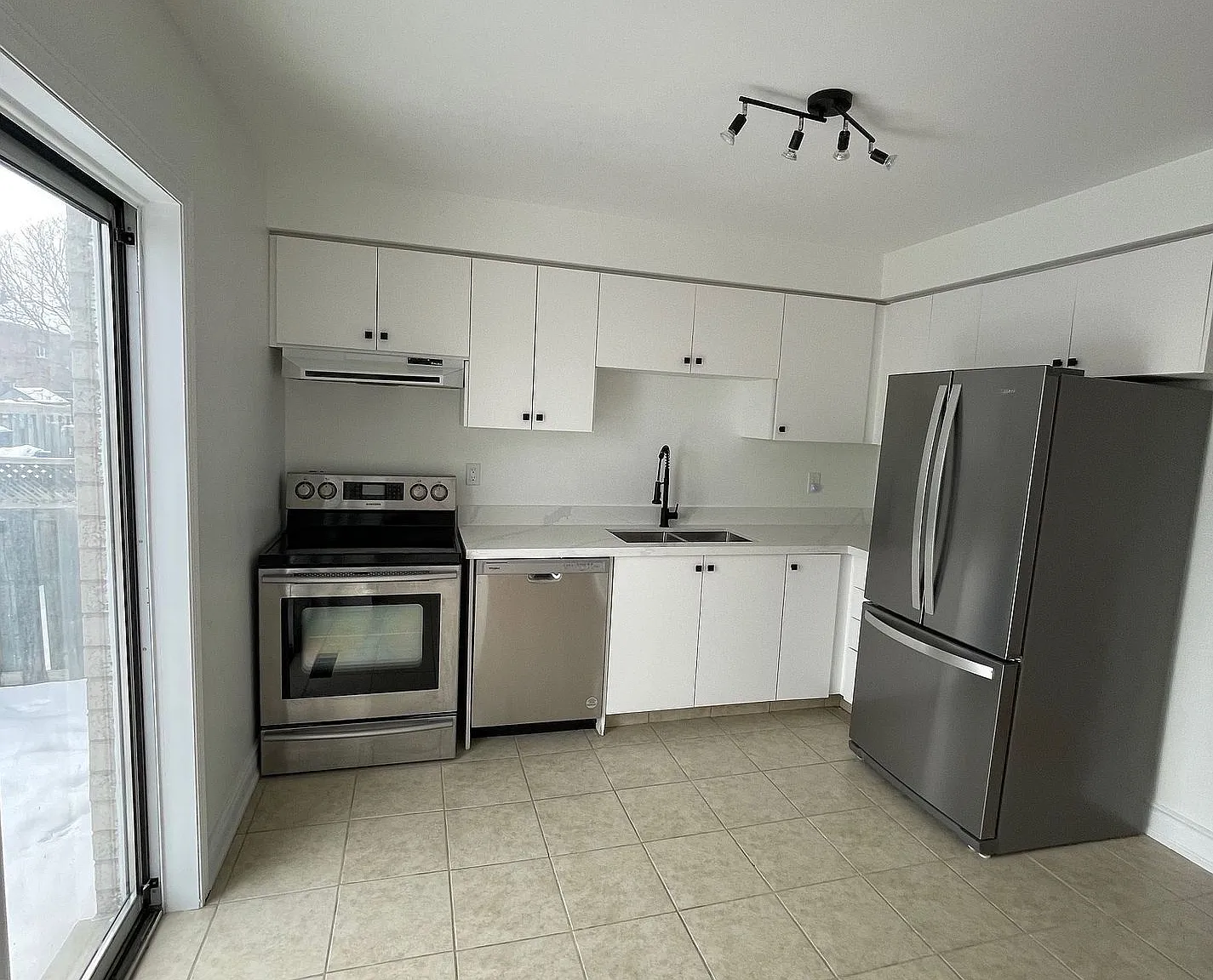 3 bed, $2,550 — Photo 3