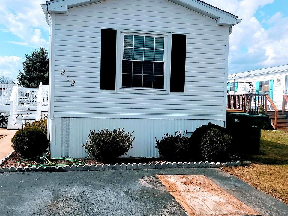 1st image of 212 Holly Ct