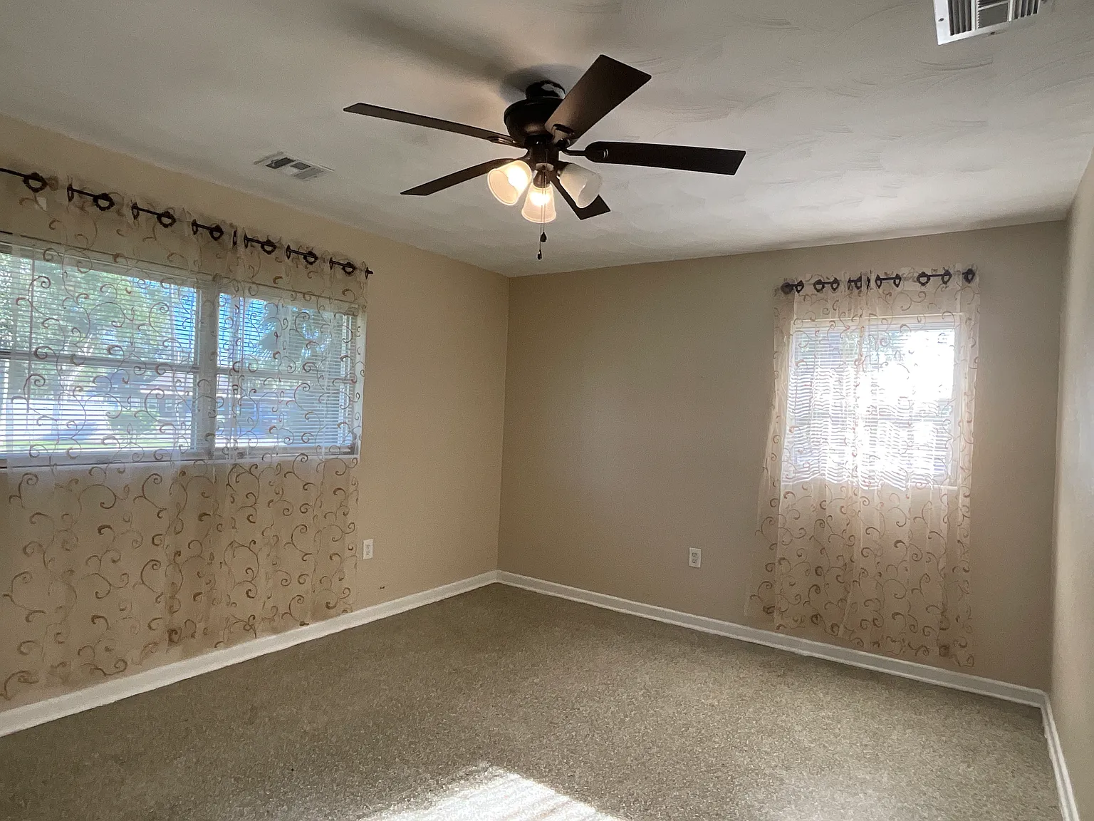 6 bed, 2905 sqft, $4,195 — Photo 3
