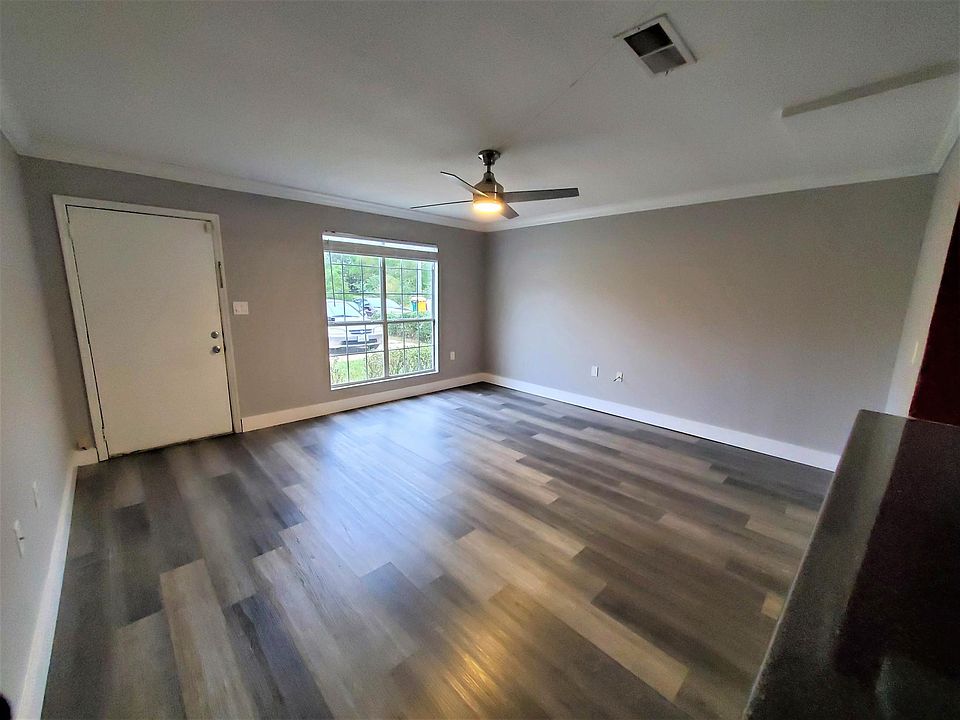 Living room (new floors)